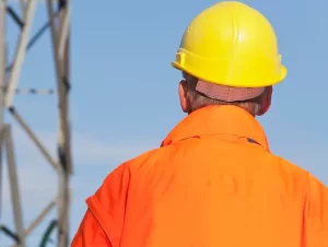 Constructor mirando obra